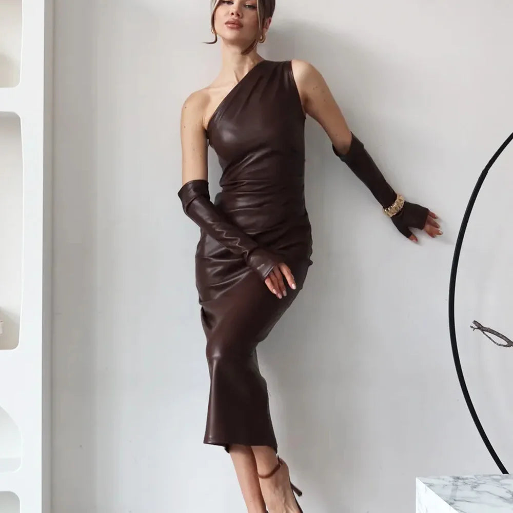 שמלת מקסי דמוי עור כתפיה אחת בעיטור כפפות - Thea