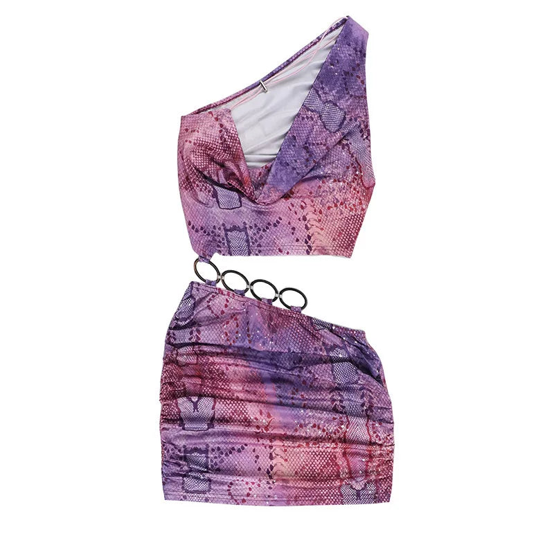 שמלת מיני בעיצוב חצוי בהדפס מיוחד בעיטור חישוקי אבזם - קמי