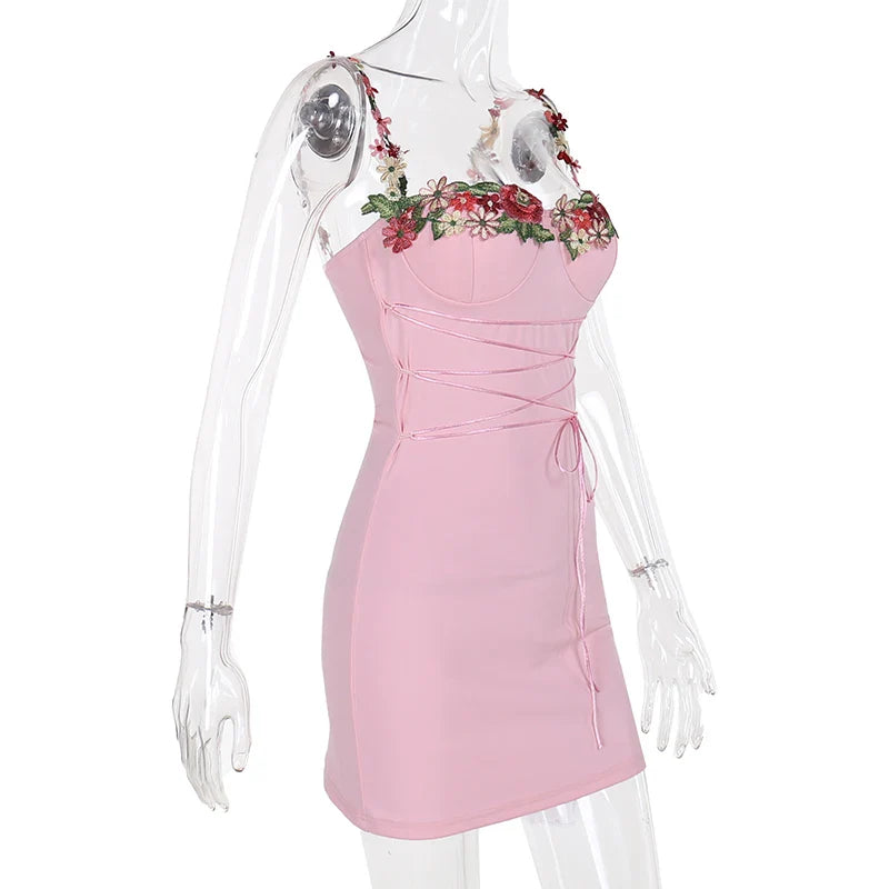 שמלת מיני בעיטור רקמת וכתפיות פרחים בעיטור חוט קשירה סאטן - ליליה