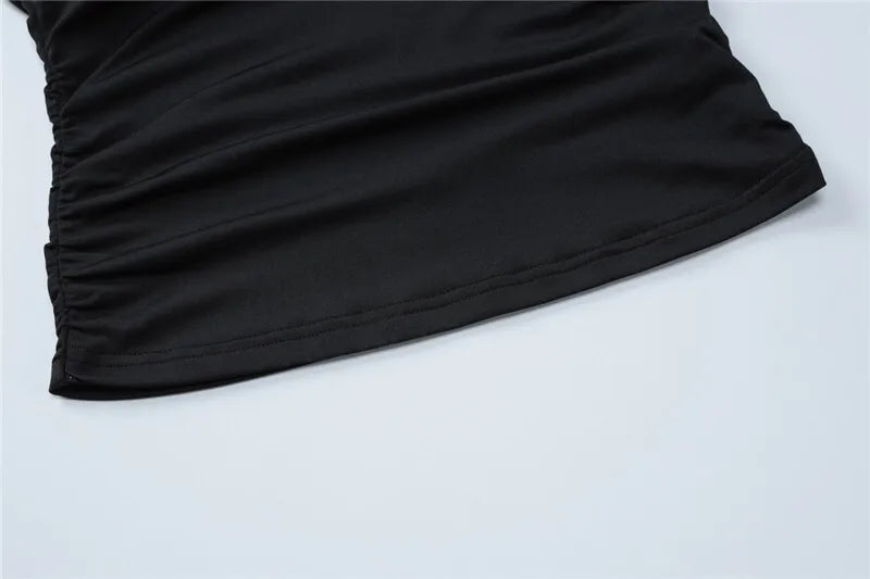 חולצה צמודה כתפיים חשופות בעיטור אבזם - סטייס