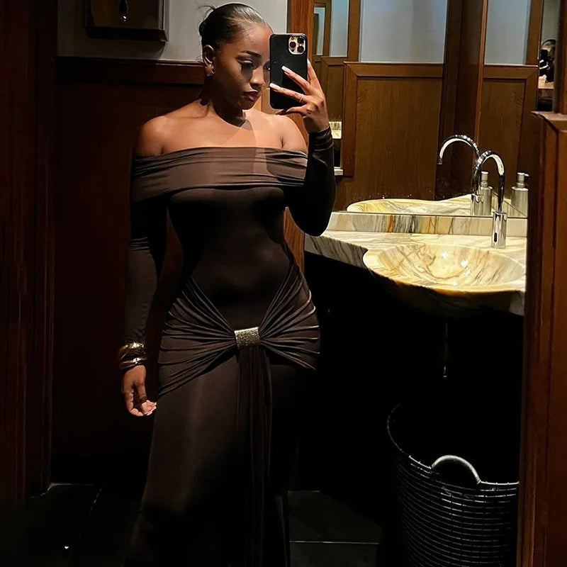 שמלת מקסי כיווצים כתפיים חשופות בעיצוב אבזם זהב - ORA