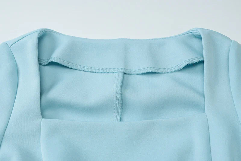 שמלת מיני מחויטת בגזרת A בעיצוב קשירה בגב להצמדה במותן בעיטור כיסים - יאר