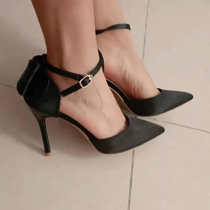 נעלי עקב שפיץ בד משי בעיטור פפיון - BIANCA