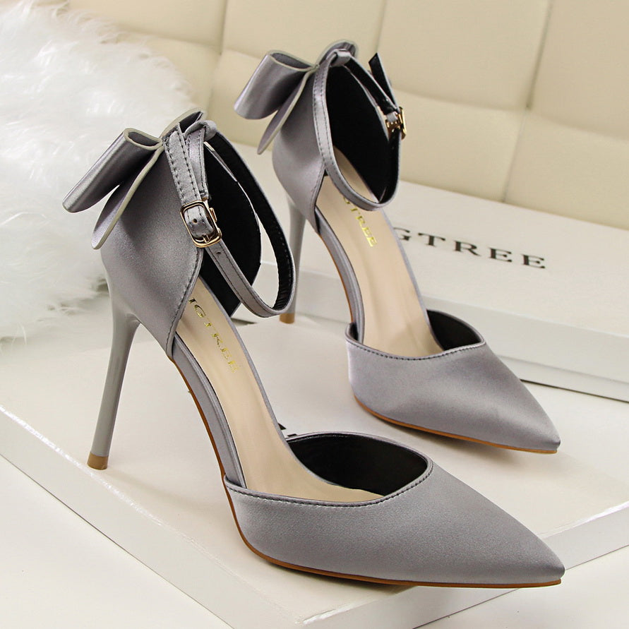 נעלי עקב שפיץ בד משי בעיטור פפיון - BIANCA