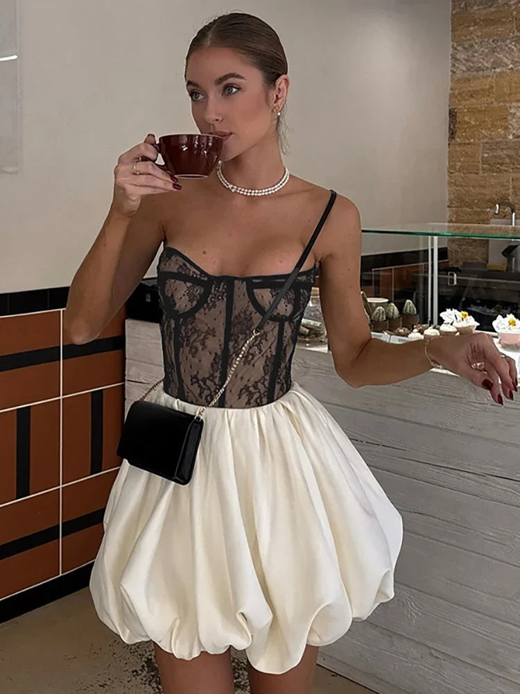 שמלת מיני סטרפלס בגזרת בלון בעיצוב מחוחך תחרה - Amari