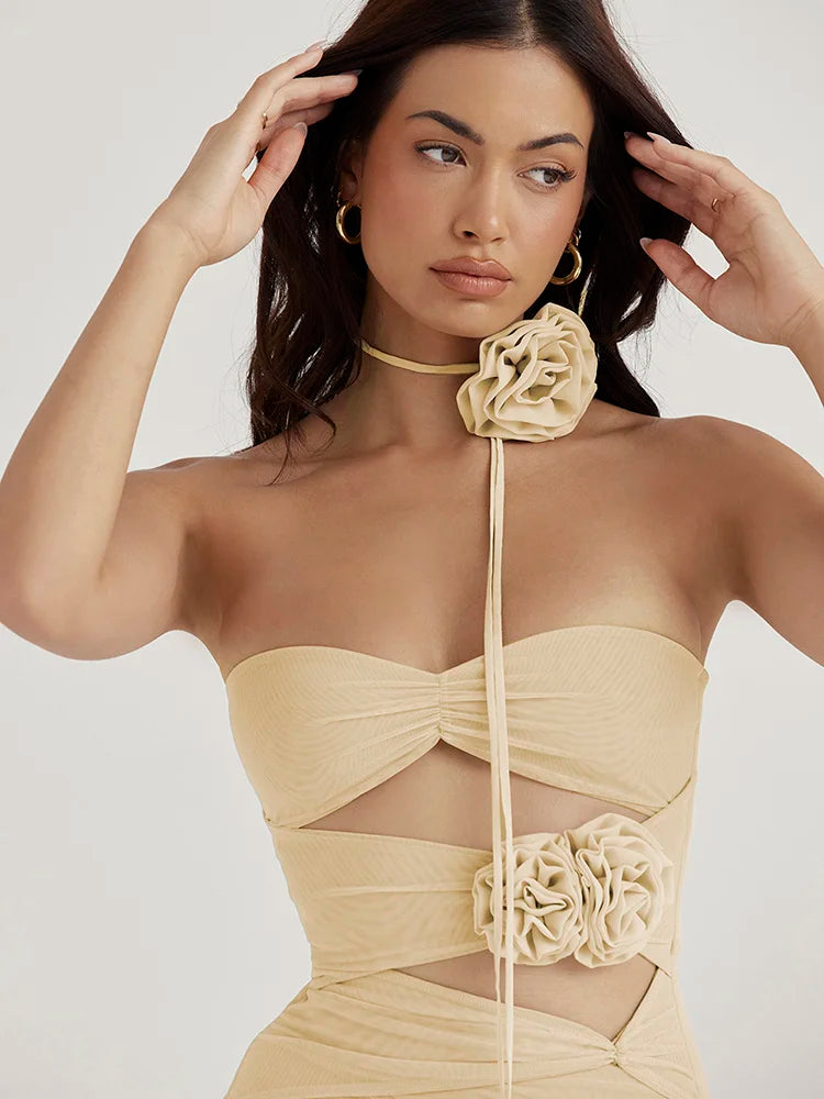 שמלת מיני סטרפלס כיווצים צמודה בעיצוב פתחים בעיטור אפליקציות פרחים - מייבל