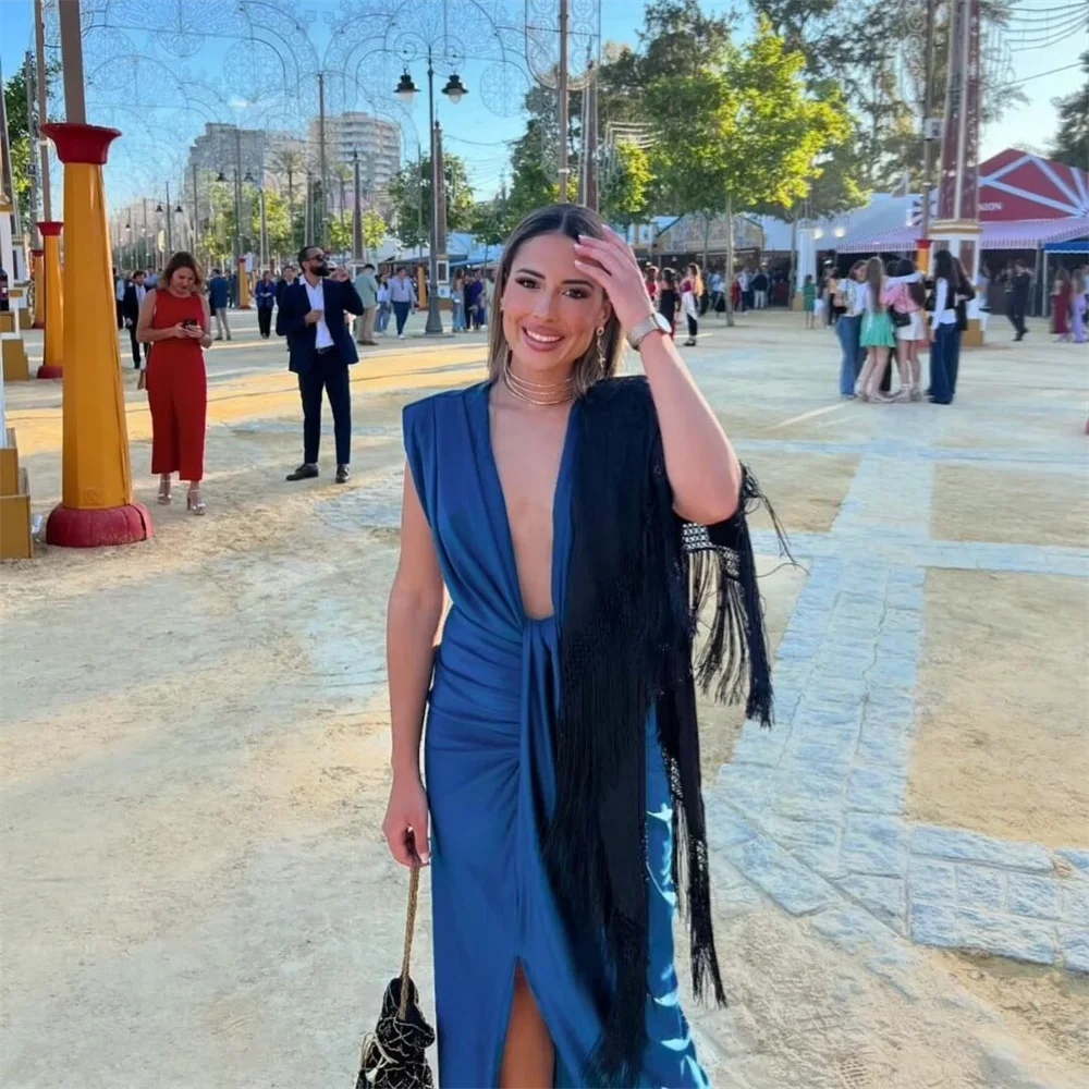 שמלת מידי סאטן בעיצוב כיווצים ומחשוף עמוק - ברי