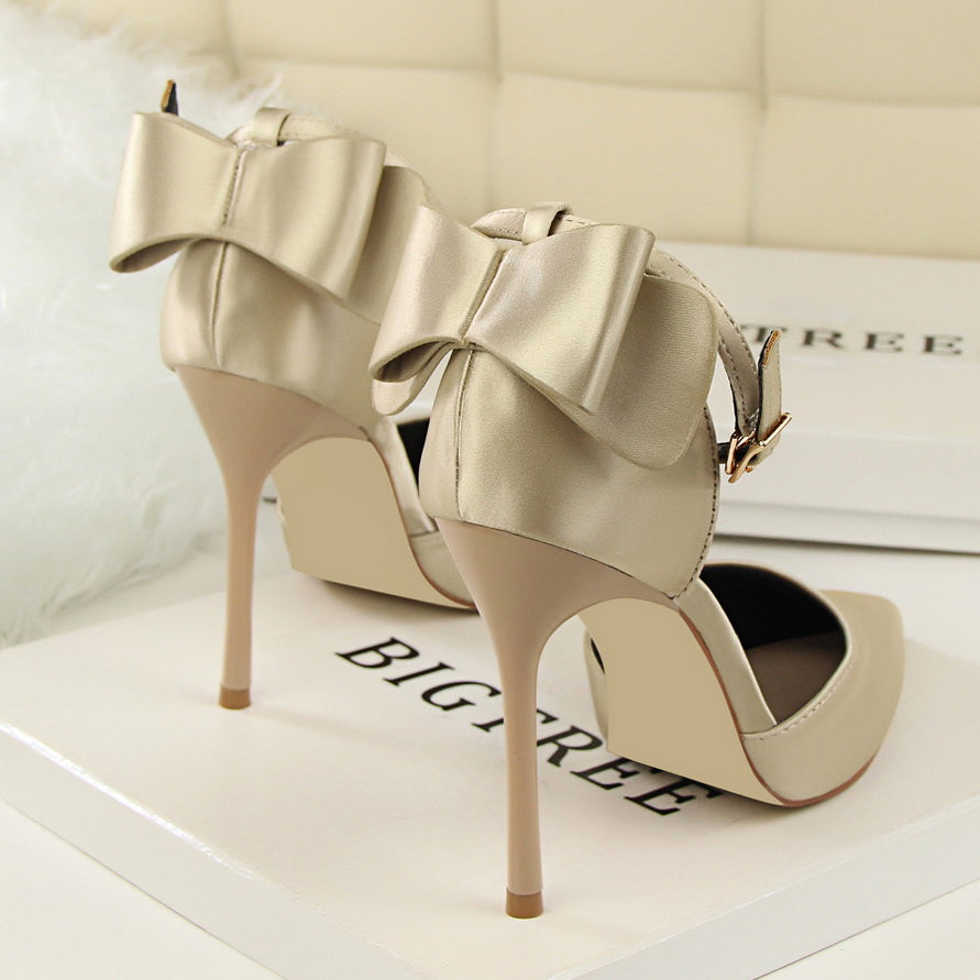 נעלי עקב שפיץ בד משי בעיטור פפיון - BIANCA