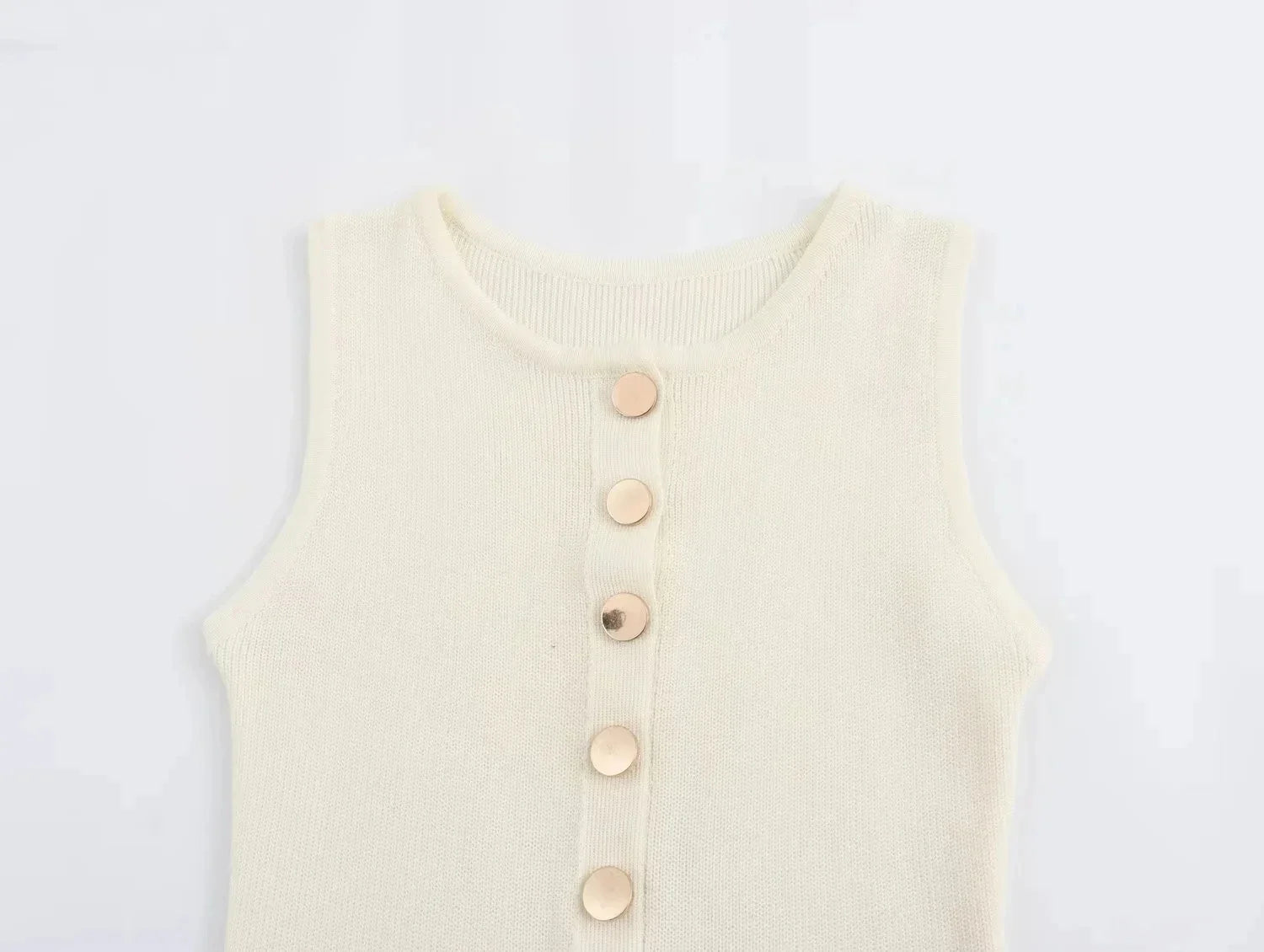 שמלת מידי אלגנטית סרוגה בעיטור כפתורים ושסע קטן - פייר