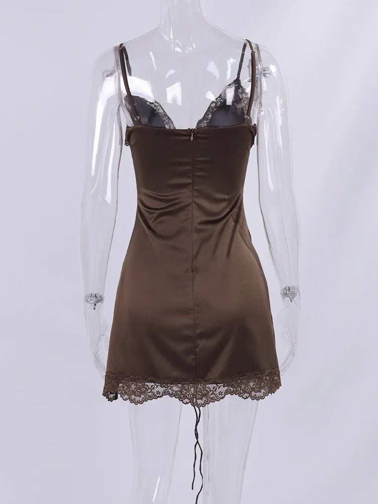 שמלת מיני סאטן בעיצוב קשירה בעיטור תחרה - ג'סי