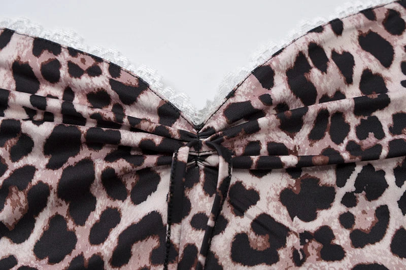 סט שני חלקים מנומר חצאית מיני וטופ קשירה בצוואר בעיטור תחרה - NALA