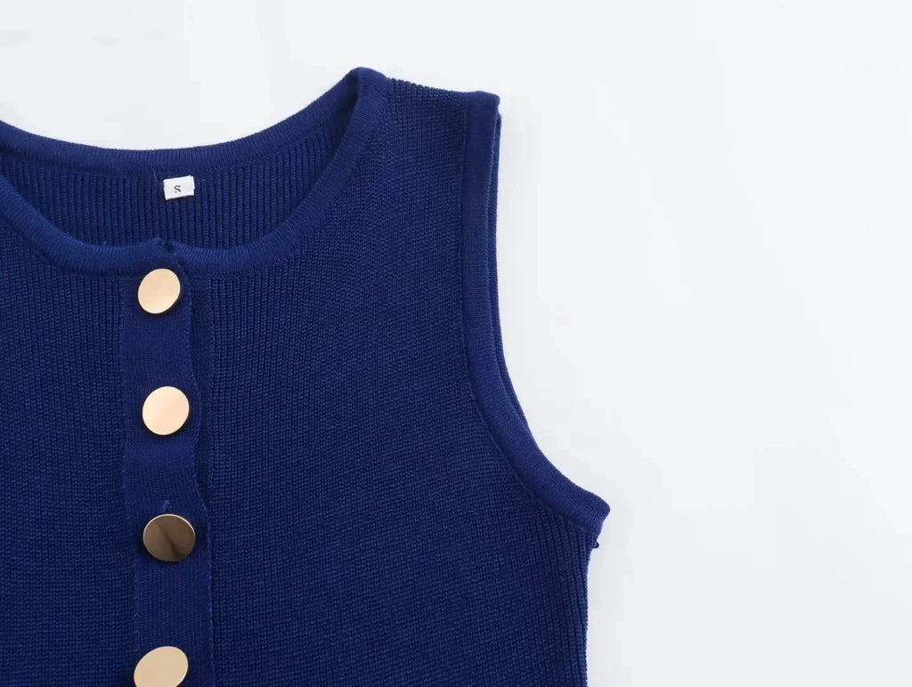 שמלת מידי אלגנטית סרוגה בעיטור כפתורים ושסע קטן - פייר