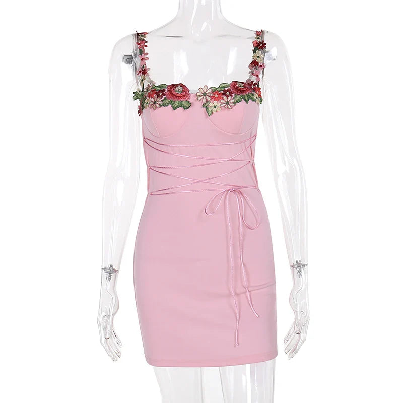 שמלת מיני בעיטור רקמת וכתפיות פרחים בעיטור חוט קשירה סאטן - ליליה