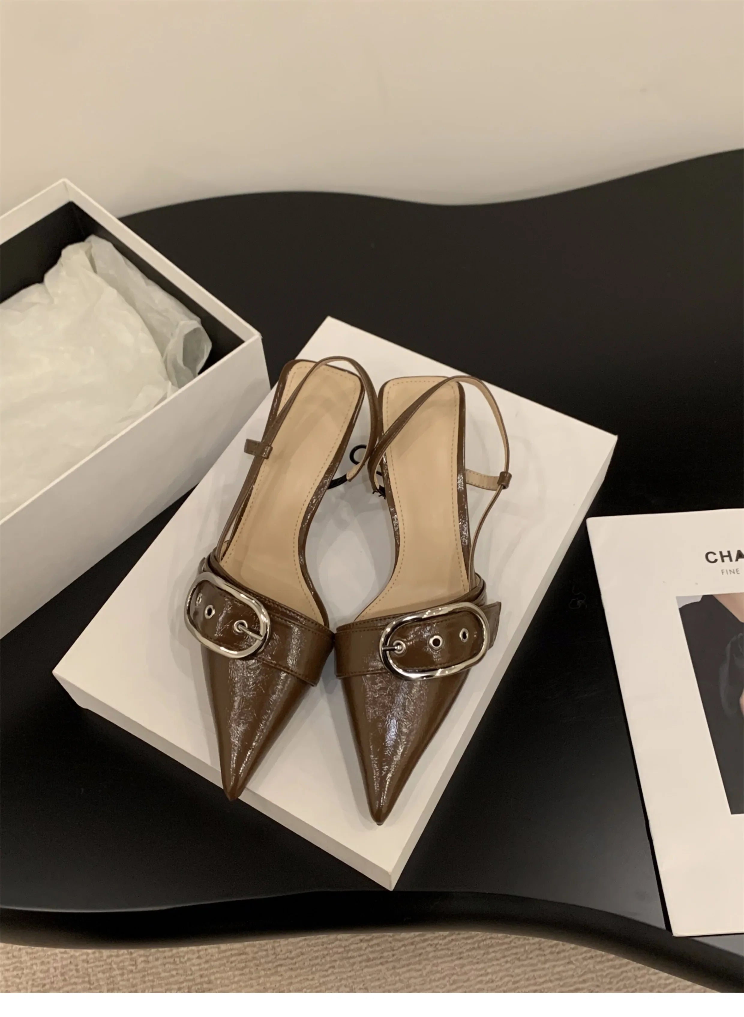 נעלי עקב שפיץ דמוי עור בעיטור חגורת אבזם - פנלופה