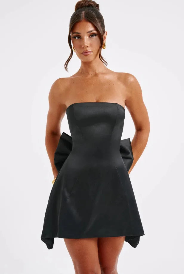 שמלת מיני סטרפלס סאטן בגזרת A בעיטור פפיון בעיצוב אסימטרי - Roselyn