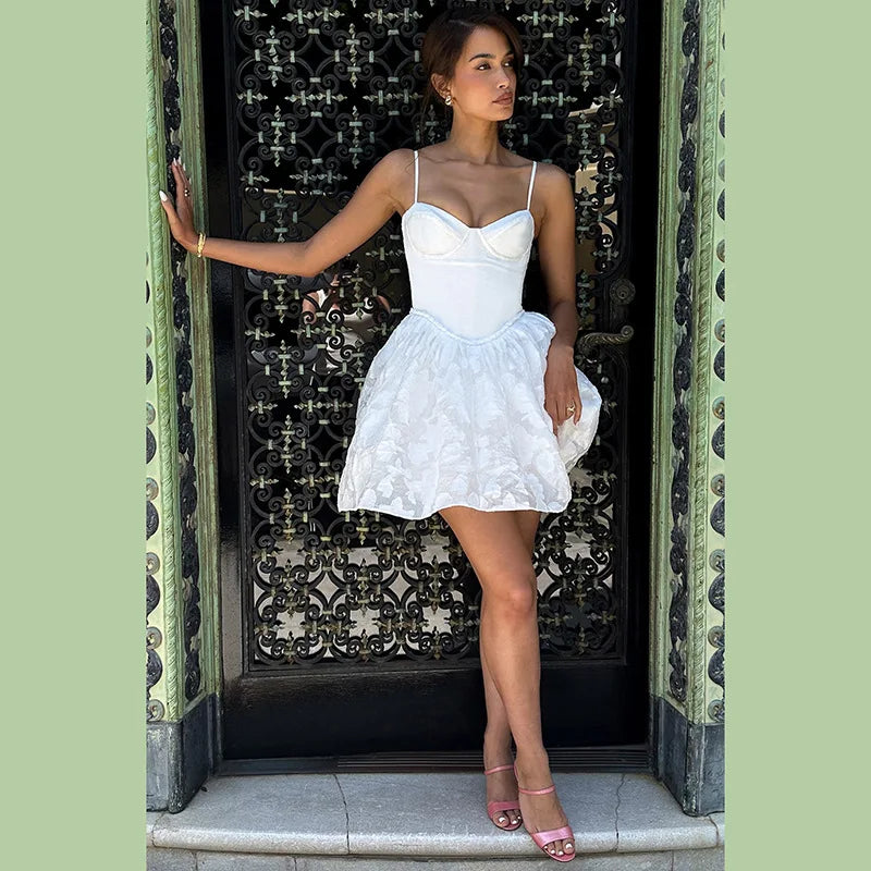 שמלת מיני בגזרת A כתפיות ספגטי בעיטור רקמת עלים ופרחים - שילה