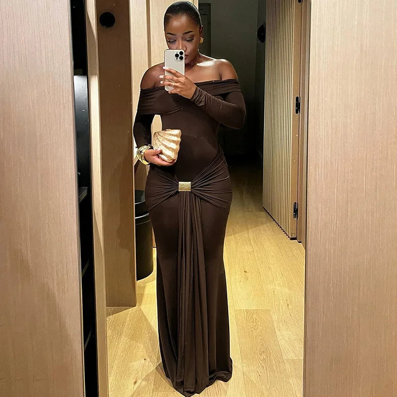 שמלת מקסי כיווצים כתפיים חשופות בעיצוב אבזם זהב - ORA