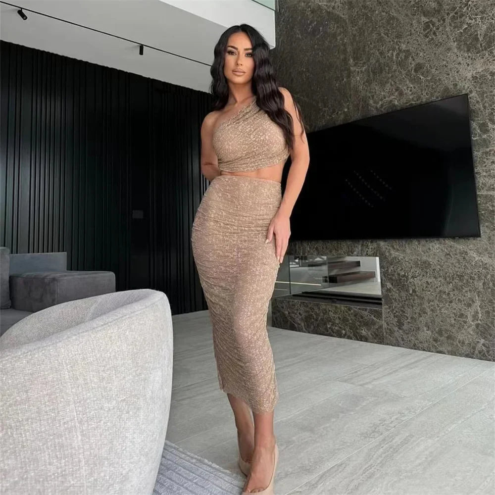 סט שני חלקים טופ כתפייה אחת וחצאית מידי בעיצוב קפלים תחרה בעיטור זרקונים - MELLISA