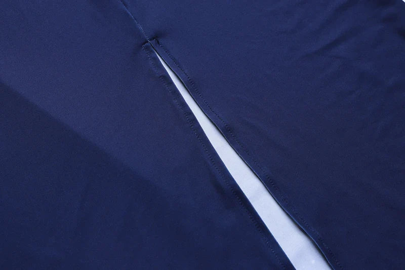 שמלת מקסי בהדפס פרחים קשירה בצוואר בעיטור שרשרת בחזה בעיצוב גב פתוח ומחשוף V  - בלוברי