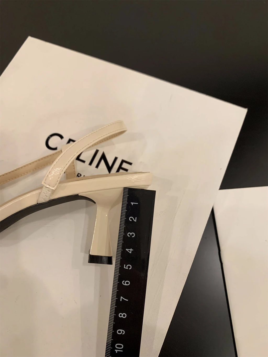 נעלי עקב שפיץ דמוי עור בעיטור חגורת אבזם - פנלופה