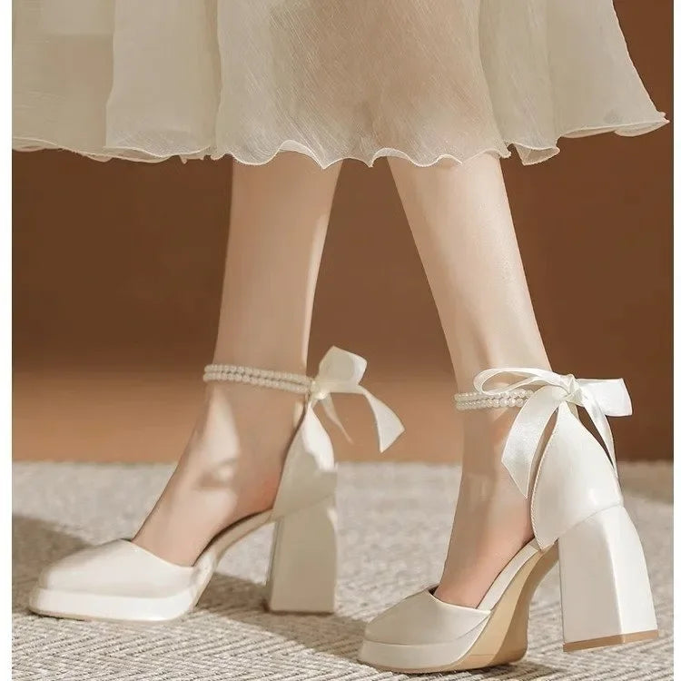 נעלי עקב דמוי עור מבריקות בעיטור פנינים ופפיון - ויויאן