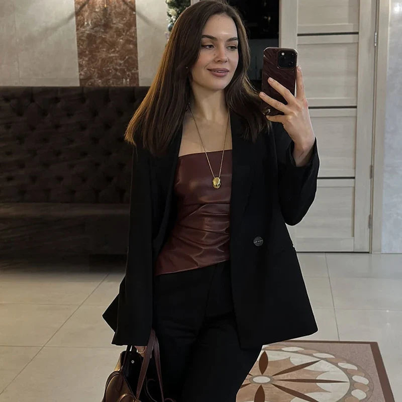 טופ סטרפלס דמוי עור בעיצוב אסימטרי - Jennifer