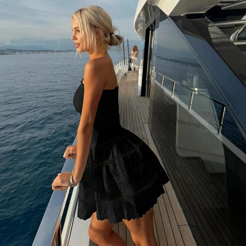 שמלת מיני סטרפלס בגזרת A בעיצוב כיווצים בעיטור תחרה - לאבין