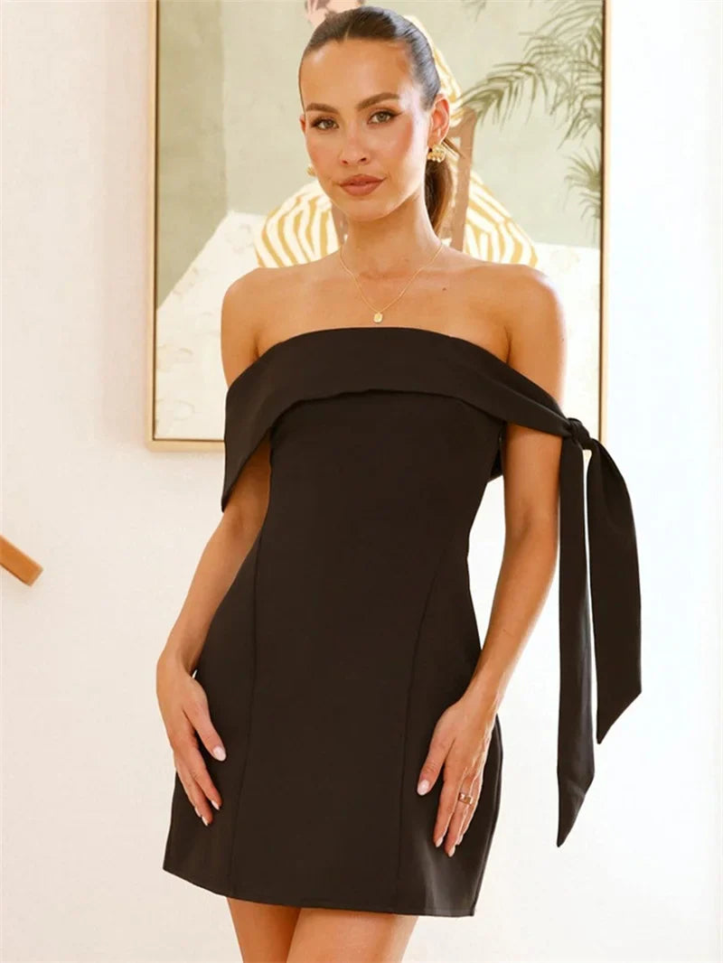 שמלת מיני בגזרת A כתפיים חשופות בעיטור קשירה - שלי