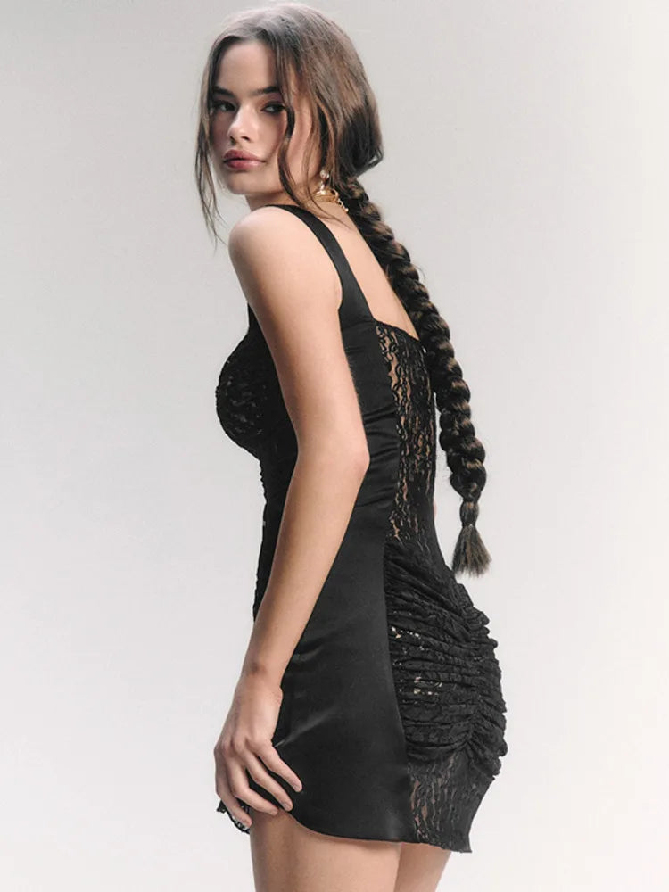 שמלת מיני סאטן בעיטור תחרה בעיצוב כיווצים - Leona