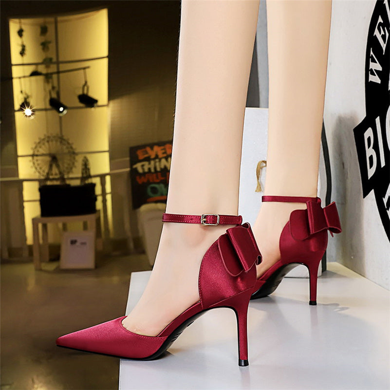 נעלי עקב שפיץ בד משי בעיטור פפיון - BIANCA