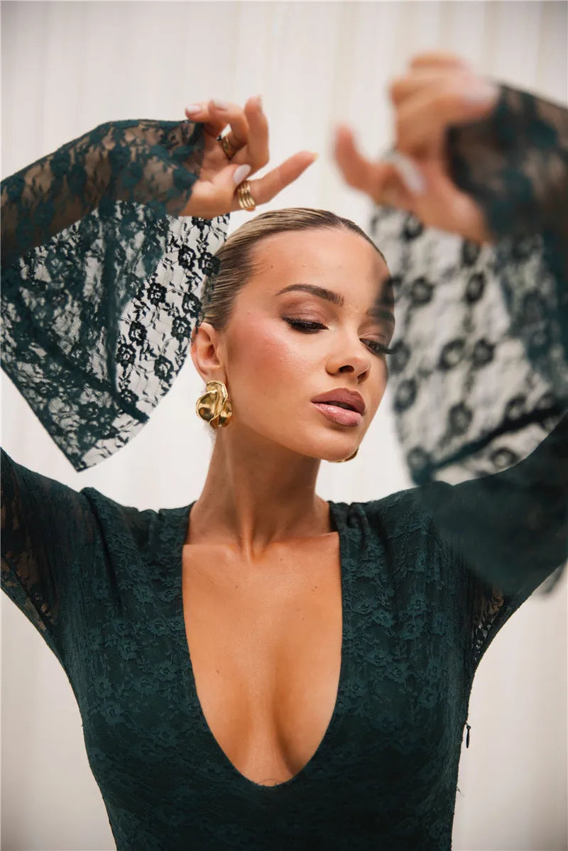 שמלת מקסי תחרה שרוולי פעמון מחשוף V - זוהרה