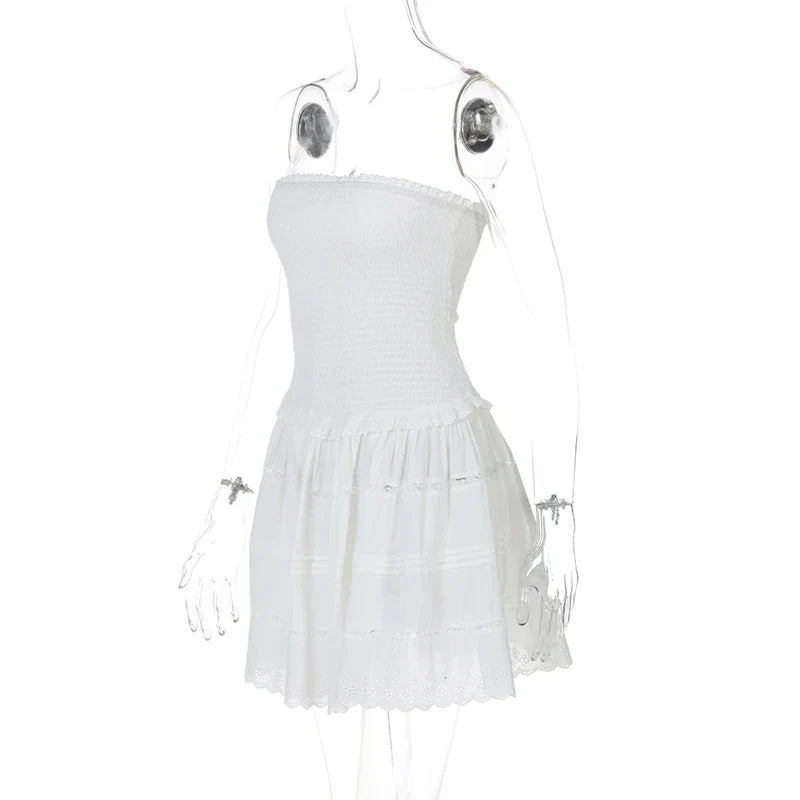 שמלת מיני סטרפלס בגזרת A בעיצוב כיווצים בעיטור תחרה - לאבין