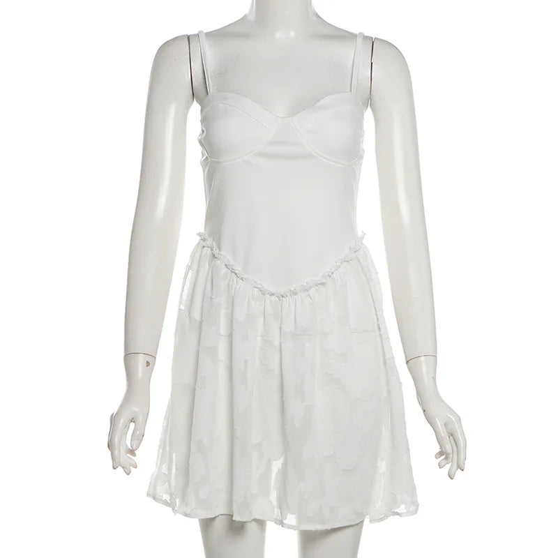 שמלת מיני בגזרת A כתפיות ספגטי בעיטור רקמת עלים ופרחים - שילה