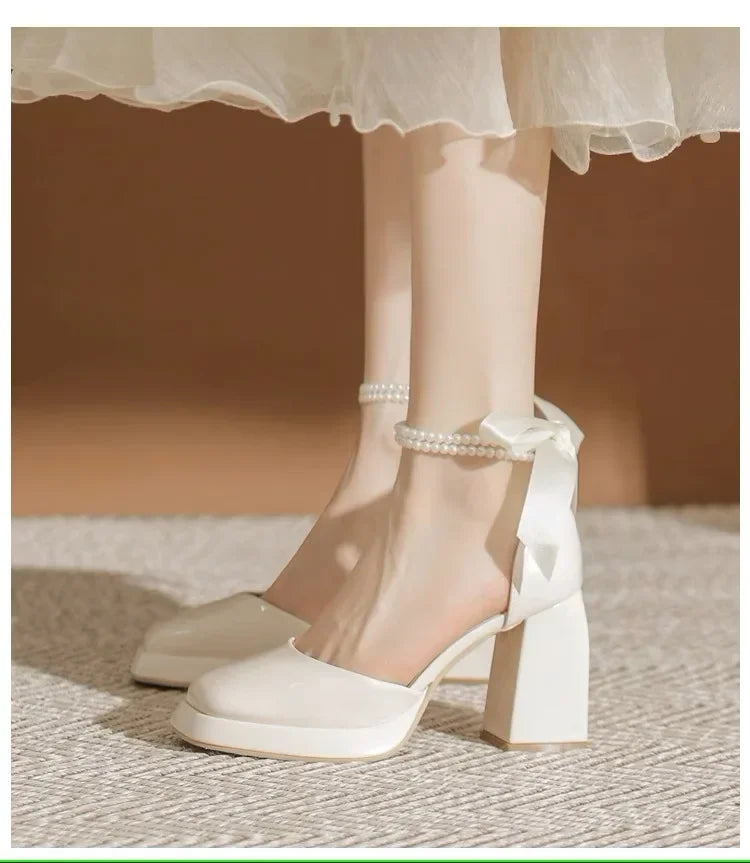 נעלי עקב דמוי עור מבריקות בעיטור פנינים ופפיון - ויויאן