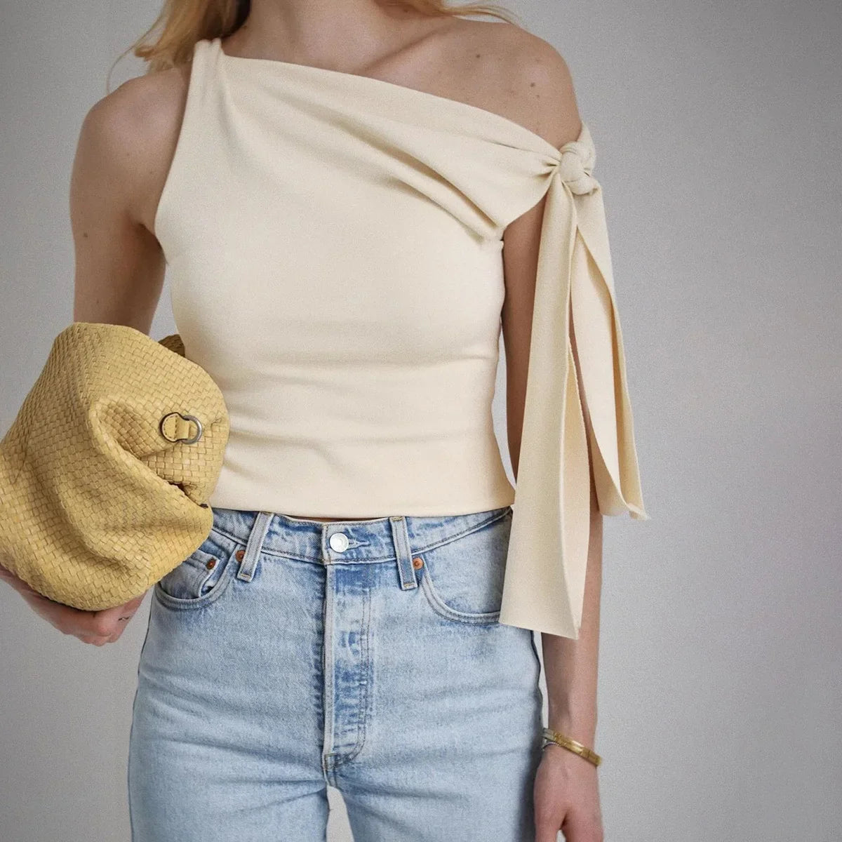 חולצה אלגנטית בעיצוב קשירה בכתף - האריס
