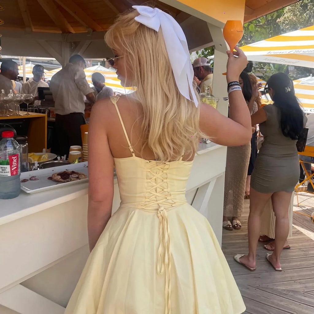 שמלת מיני בגזרת A בעיטור כפתורים וקשירה בחזה - מרום