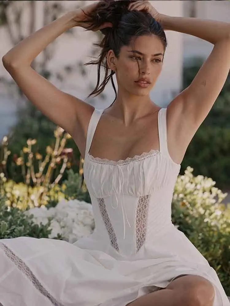 שמלת מיני פרחונית בעיטור תחרה בעיצוב כפרי בגזרת A - חימנה