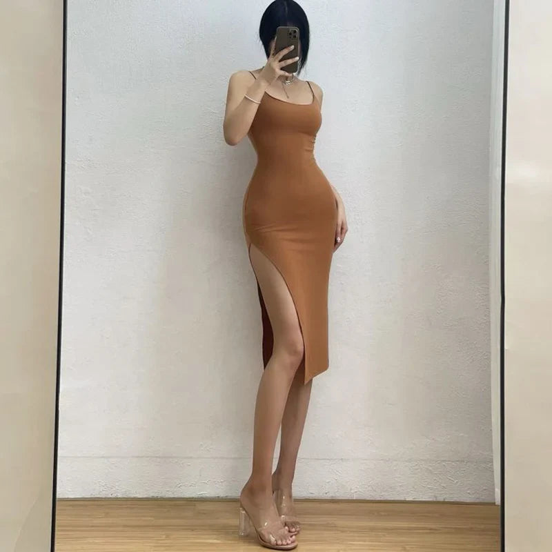 שמלת מידי צמודה בעטור שסע כתפיות ספגטי - בתי