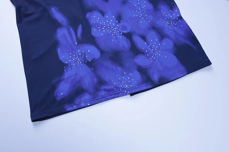 שמלת מקסי בהדפס פרחים קשירה בצוואר בעיטור שרשרת בחזה בעיצוב גב פתוח ומחשוף V  - בלוברי