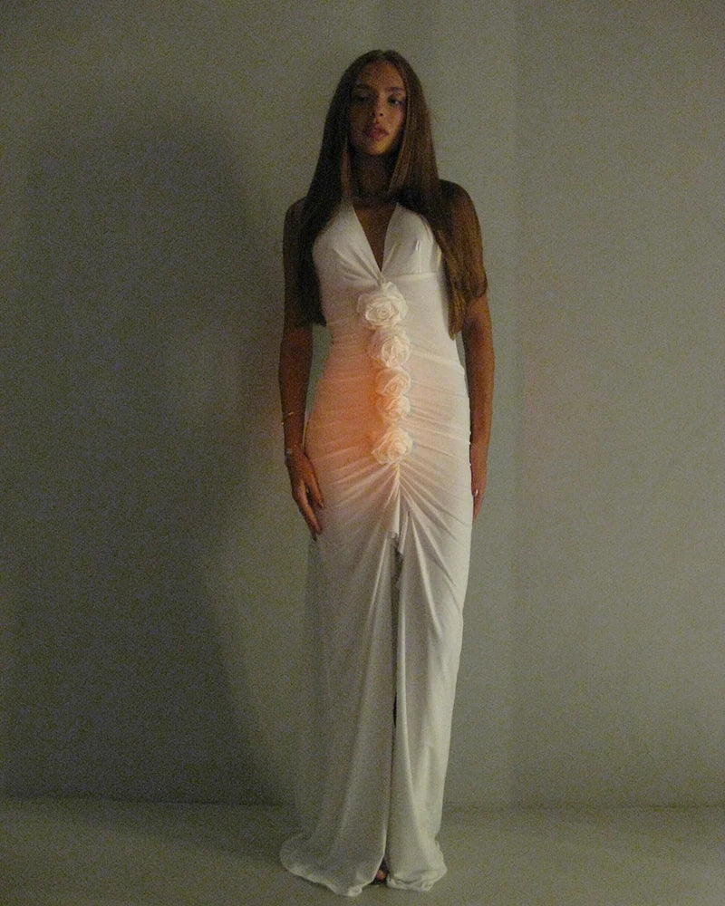 שמלת מקסי כיווצים בעיטור אפליקציות פרחים בעיצוב שסע קדמי - Monroe