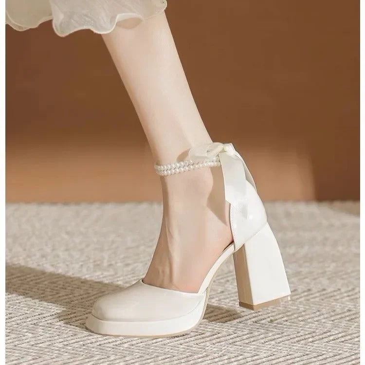 נעלי עקב דמוי עור מבריקות בעיטור פנינים ופפיון - ויויאן