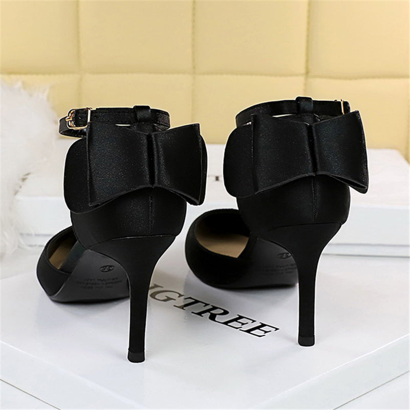 נעלי עקב שפיץ בד משי בעיטור פפיון - BIANCA