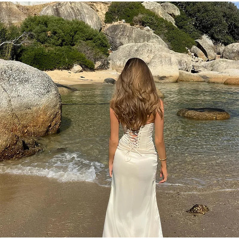 שמלת מקסי סטרפלס סאטן בעיצוב שסע וקשירה בגב להצמדה במותן בעיטור תחרה - מלאכי