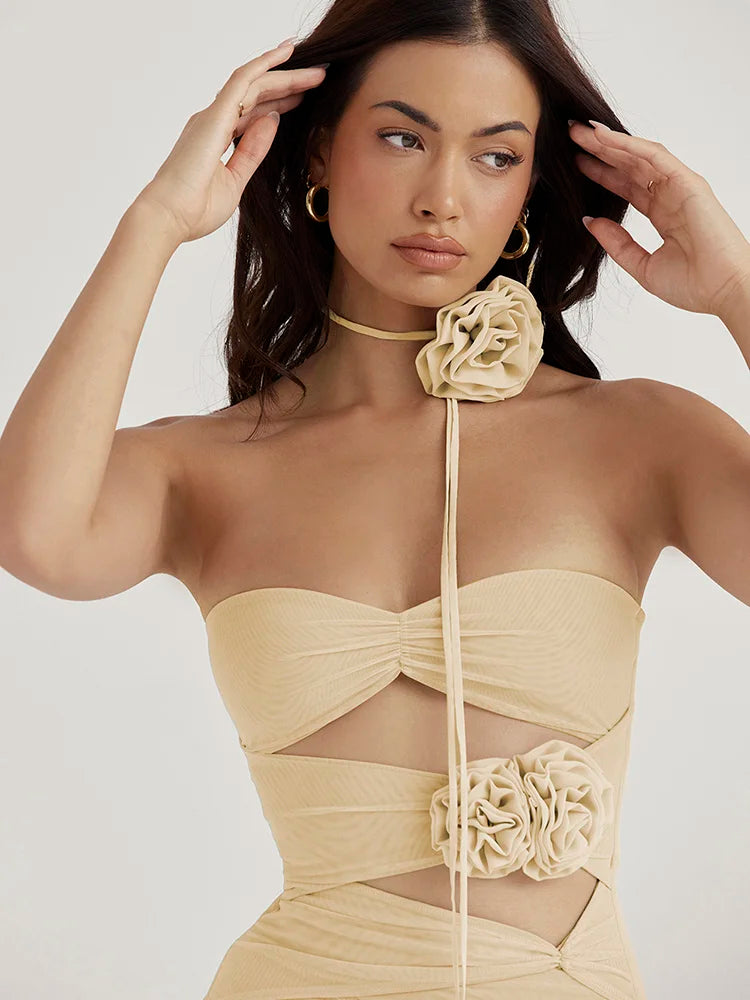 שמלת מיני סטרפלס כיווצים צמודה בעיצוב פתחים בעיטור אפליקציות פרחים - מייבל