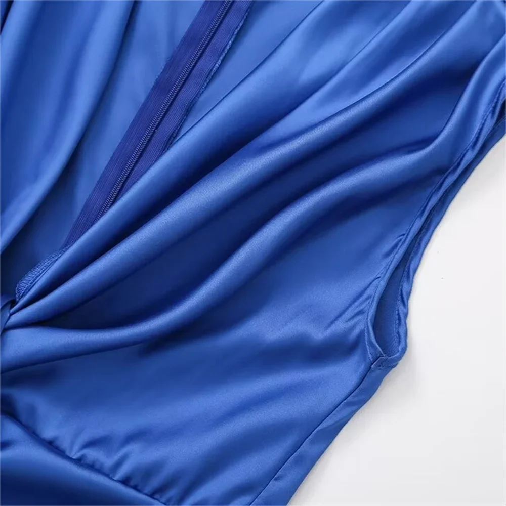 שמלת מידי סאטן בעיצוב כיווצים ומחשוף עמוק - ברי