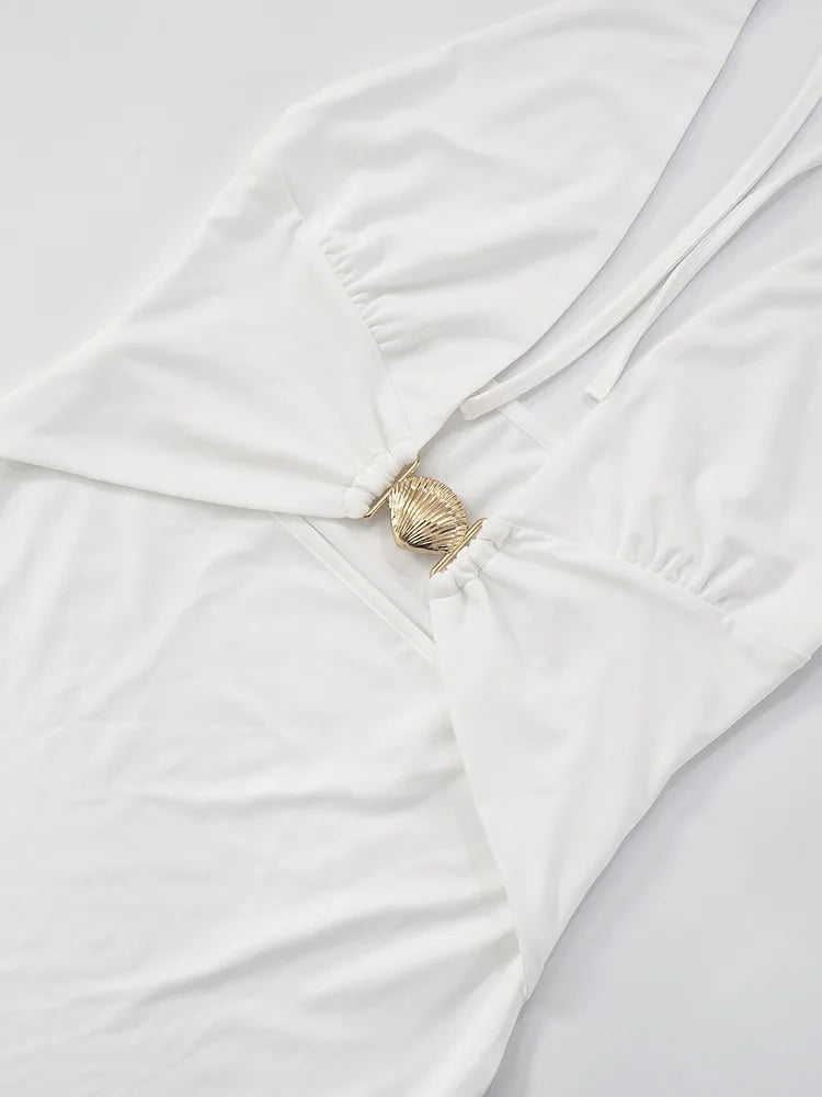 שמלת מיני קשירה בצוואר מחשוף V עמוק בעיטור אבזם צדפת זהב - אסטרז'ה