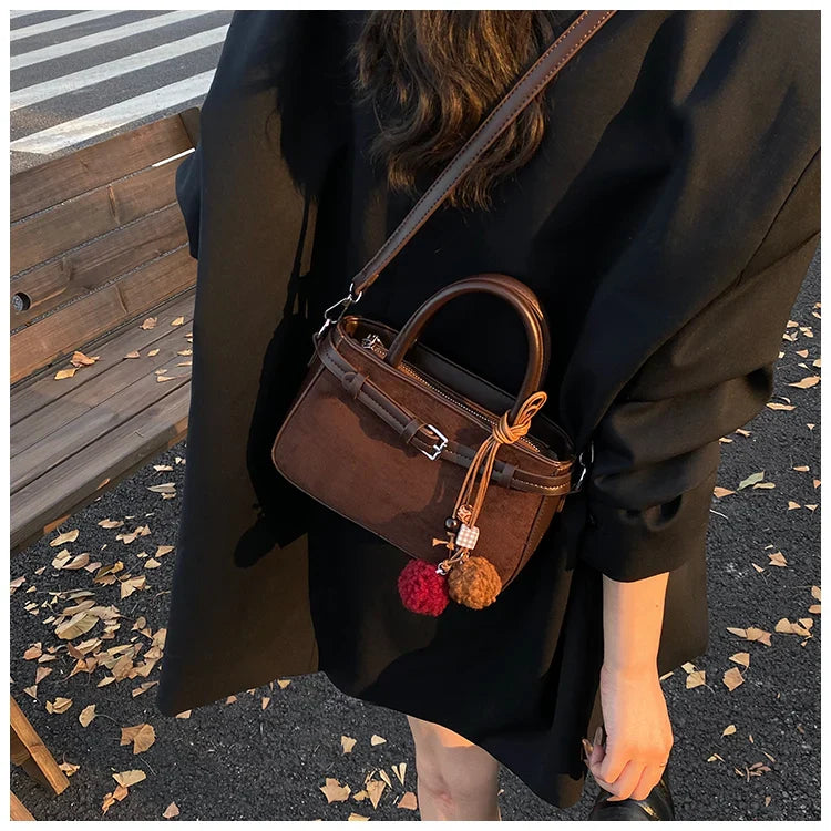 Suede bag with retro design + accessories