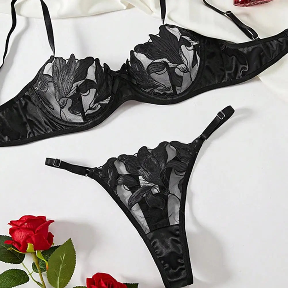 סט סאטן בעיצוב שקוף רקמת עלים - Adalyn