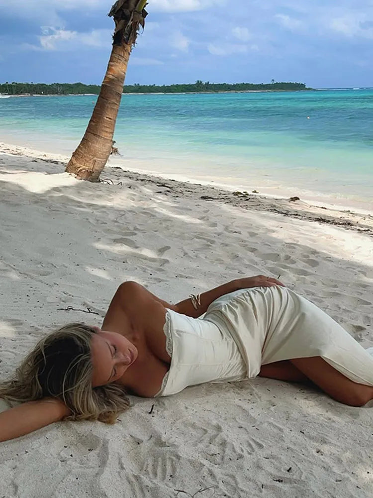 שמלת מקסי סטרפלס סאטן בעיצוב שסע וקשירה בגב להצמדה במותן בעיטור תחרה - מלאכי