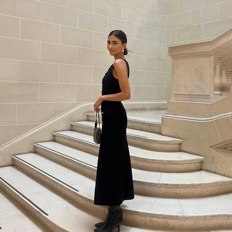 שמלת מידי אלגנטית סרוגה בעיטור כפתורים ושסע קטן - פנלופי